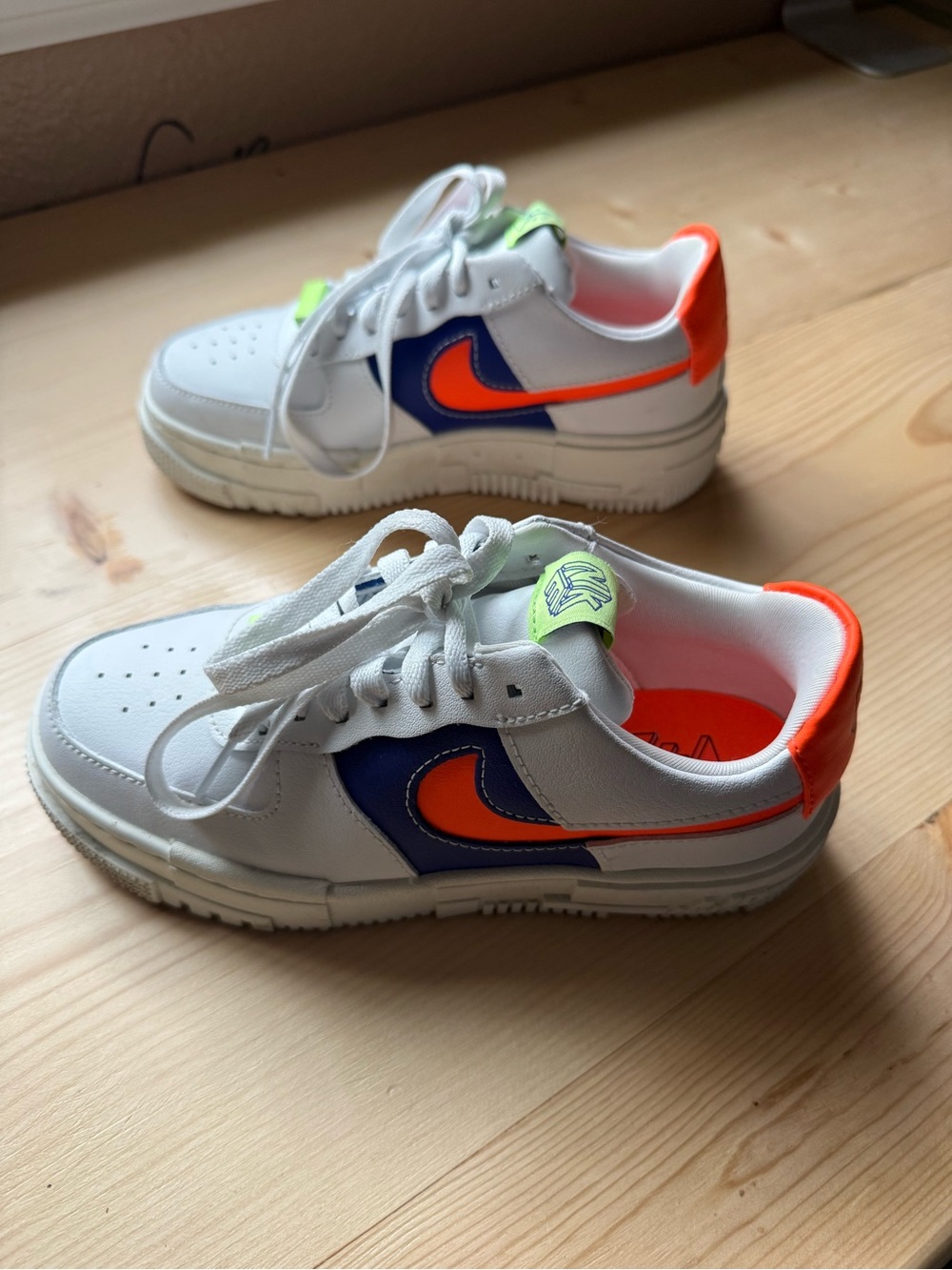 Nike Women's Air Force 1 tennis shoes. Only worn a few times.